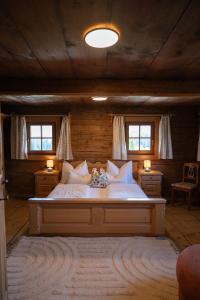 Ένα ή περισσότερα κρεβάτια σε δωμάτιο στο Mountain Vista - Bio Yoga Hof