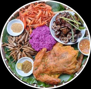 een bord met verschillende soorten voedsel erop bij Homestay Suối Mây Garden in Kon Rung (1) +6 foto's