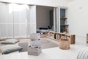 a living room with a couch and a table at Loft avec filet d'habitation suspendu géant proche mer in Bouin +6 photos