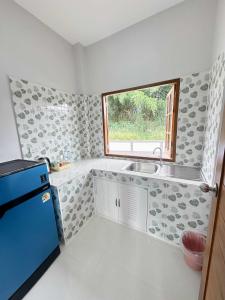 パーイにあるบ้านครูแนนปายのキッチン(青い冷蔵庫付)、窓が備わります。