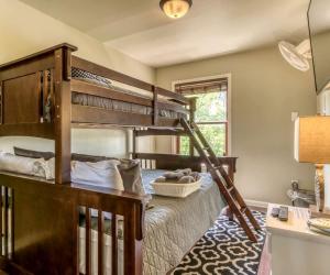 une chambre avec un lit superposé avec une échelle dans l'établissement Incredible Lakefront Villa with Gorgeus Sights and Fireplace in Gary, Indiana, à Miller 101 autres photos