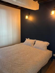 Postel nebo postele na pokoji v ubytování Luxe Architect Poirier Centre Chatelet I