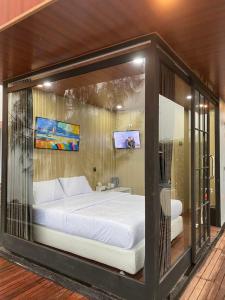 Ένα ή περισσότερα κρεβάτια σε δωμάτιο στο Kayana Capsul Dieng