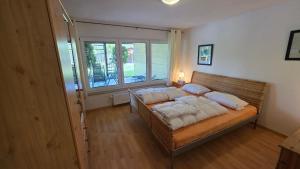 une chambre avec un lit avec des oreillers blancs dessus dans l'établissement Haus am See Zislow Whg 2, à Zislow