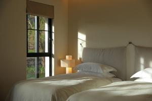 En eller flere senge i et værelse på Lugu Lake Lanyue Hotel