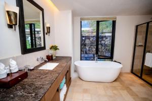 Et opholdsområde på Lugu Lake Lanyue Hotel + 3 billeder