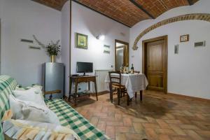 TV a/nebo společenská místnost v ubytování Lake View Apartment In Umbria