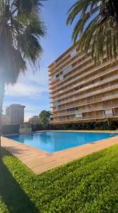 a hotel with a swimming pool in front of a building at Horizonte al Mar in Miramar