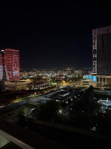 タシュケントにあるAsiaWay Apartment-NEST ONEの建物が並ぶ夜の街の景色
