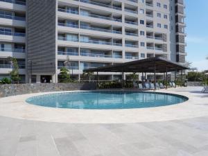 Bazén v ubytování Santa Marta apartamento frente al mar -Santamarina- 1202 nebo v jeho okolí