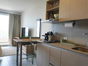 Kuchyň nebo kuchyňský kout v ubytování Santa Marta apartamento frente al mar -Santamarina- 1202 + 2 fotografie