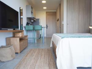 TV a/nebo společenská místnost v ubytování Santa Marta apartamento frente al mar -Santamarina- 1202