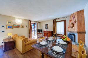 a living room with a table and a couch at Genziana in Pré-Saint-Didier