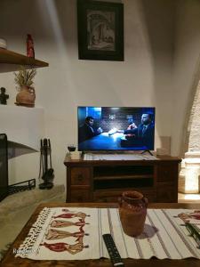 Μια τηλεόραση ή/και κέντρο ψυχαγωγίας στο Οίκος Λόφου-oikos Lofou