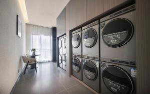 a row of washing machines in a laundry room at Lijiang Gucheng District RIM Hotel in Lijiang