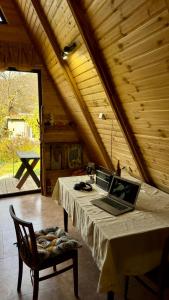 Una habitación con una mesa con una computadora portátil encima. en Old farm 1, en Ijevan