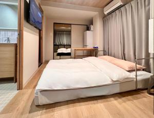 Ένα ή περισσότερα κρεβάτια σε δωμάτιο στο AURA YUZAWA Apartment Hotel - 1Bedroom Apartment with Living Dining Kitchen Sleeps 2 to 4, Bedroom with 1-Double Bed, Living Room with 1-Sofa Bed