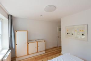 Ένα ή περισσότερα κρεβάτια σε δωμάτιο στο Ferienwohnung Künstlerhaus In Niebüll +1 φωτογραφίες