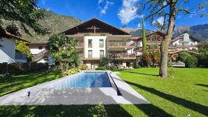 an image of a house with a swimming pool in the yard at Apartm. & BB Ferienidylle Gstrein in Rablà