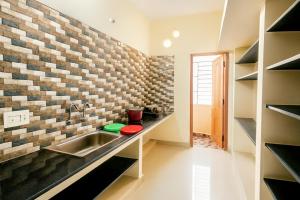 Η κουζίνα ή μικρή κουζίνα στο Smart Homes near koyambedu by Stayz Royale