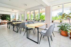 En restaurant eller et andet spisested på Apartment Supetarska Draga - Donja 2013b