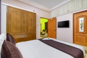 Μια τηλεόραση ή/και κέντρο ψυχαγωγίας στο Smart Homes near koyambedu by Stayz Royale