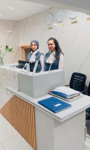 カイロにあるZamalek House Hotelの二人の女性が部屋のカウンターに座っている