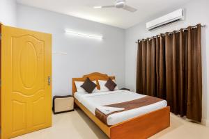 Ένα ή περισσότερα κρεβάτια σε δωμάτιο στο Smart Homes near koyambedu by Stayz Royale