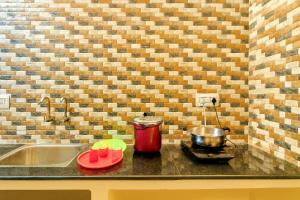 Η κουζίνα ή μικρή κουζίνα στο Smart Homes near koyambedu by Stayz Royale +49 φωτογραφίες