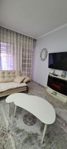 Μια τηλεόραση ή/και κέντρο ψυχαγωγίας στο Landa +10 φωτογραφίες