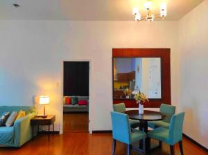 Posezení v ubytování Big 2 Bedroom with 4 Balconies - View of Skyline, Manila Bay, Sunset