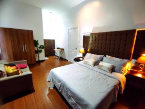 Postel nebo postele na pokoji v ubytování Big 2 Bedroom with 4 Balconies - View of Skyline, Manila Bay, Sunset + 22 fotografií