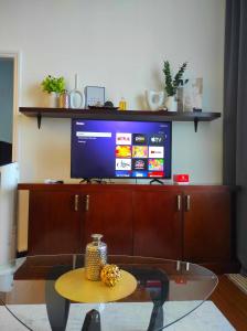 TV a/nebo společenská místnost v ubytování Big 2 Bedroom with 4 Balconies - View of Skyline, Manila Bay, Sunset