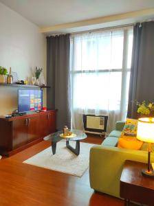 TV a/nebo společenská místnost v ubytování Big 2 Bedroom with 4 Balconies - View of Skyline, Manila Bay, Sunset