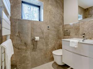 Ένα μπάνιο στο 1 Bed in Glendale 96201 +16 φωτογραφίες