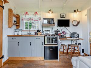 Η κουζίνα ή μικρή κουζίνα στο 1 Bed in Bitterley 44231