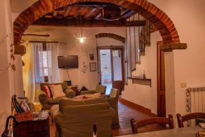 un salon avec des canapés et une télévision dans une pièce dans l'établissement Casa di Vignolo, à Pergine Valdarno