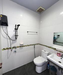 un baño con inodoro y lavabo en BirdHostel Chiangrai, en Chiang Rai
