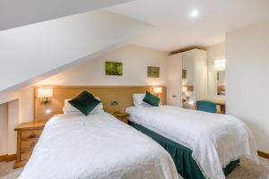 Dos camas individuales en una habitación con en 2 Bed in Smallburgh oc-h33734, en Dilham 21 fotos más