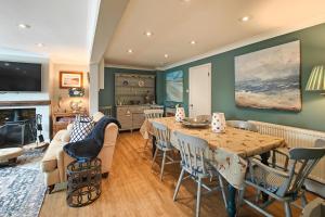 TV a/nebo společenská místnost v ubytování 4 Bed in Dersingham oc-m33680