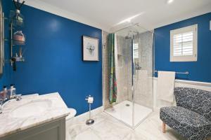 Koupelna v ubytování 4 Bed in Dersingham oc-m33680 + 15 fotografií