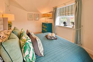 Postel nebo postele na pokoji v ubytování 4 Bed in Dersingham oc-m33680