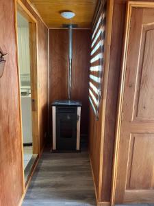 an empty hallway with a stove in a house at Cabañas Sofía in Puerto Cisnes