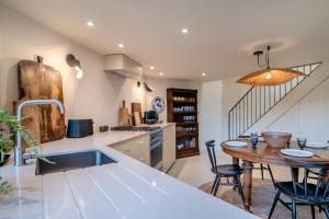 Kuchyň nebo kuchyňský kout v ubytování 3 Bed in Winfrith Newburgh oc-w33007