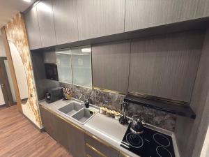タシュケントにあるAsiaWay Apartment-NEST ONEのシンクとコンロのあるキッチン +36枚の写真