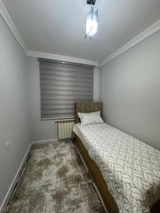 une chambre avec un lit et une fenêtre dans l'établissement Registan 15 min walk away, à Samarcande 1 autre photo
