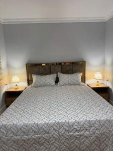 une chambre avec un grand lit avec deux lampes dans l'établissement Registan 15 min walk away, à Samarcande