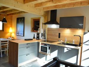 Kuchyň nebo kuchyňský kout v ubytování Chalet familial 6/7 pers, proche pistes, parking, Crest-Voland - FR-1-733-145 + 3 fotografie