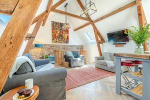 Μια τηλεόραση ή/και κέντρο ψυχαγωγίας στο 2 Bed in Tarrant Hinton oc-t32346