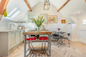 Η κουζίνα ή μικρή κουζίνα στο 2 Bed in Tarrant Hinton oc-t32346